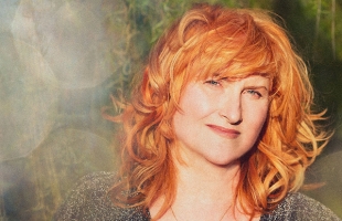 Eddi Reader in the bright sunshine, smiling at the camera